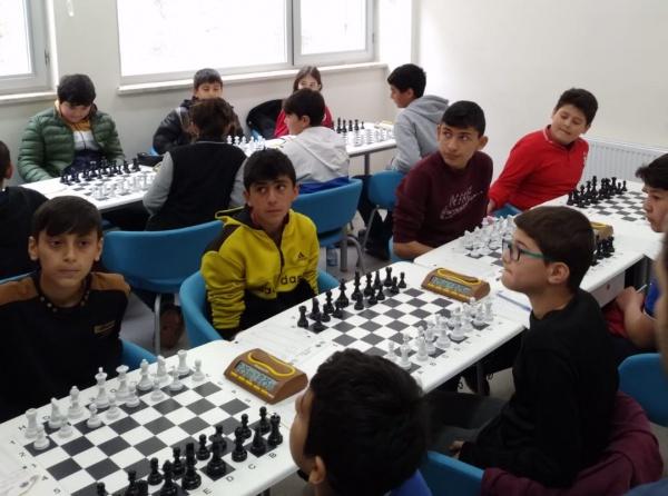 İlçemizde yapılan satranç turnuvasına katılım sağladık.